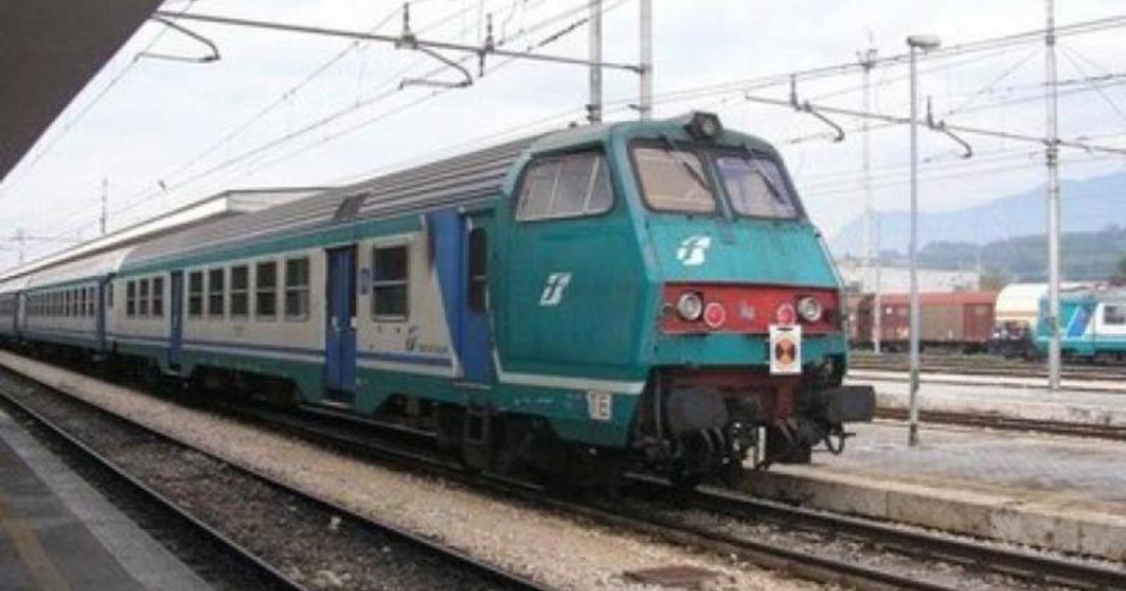 Raid vandalico sul treno regionale Bari-Foggia, fermato dalla Polizia gruppo di ragazzini baresi