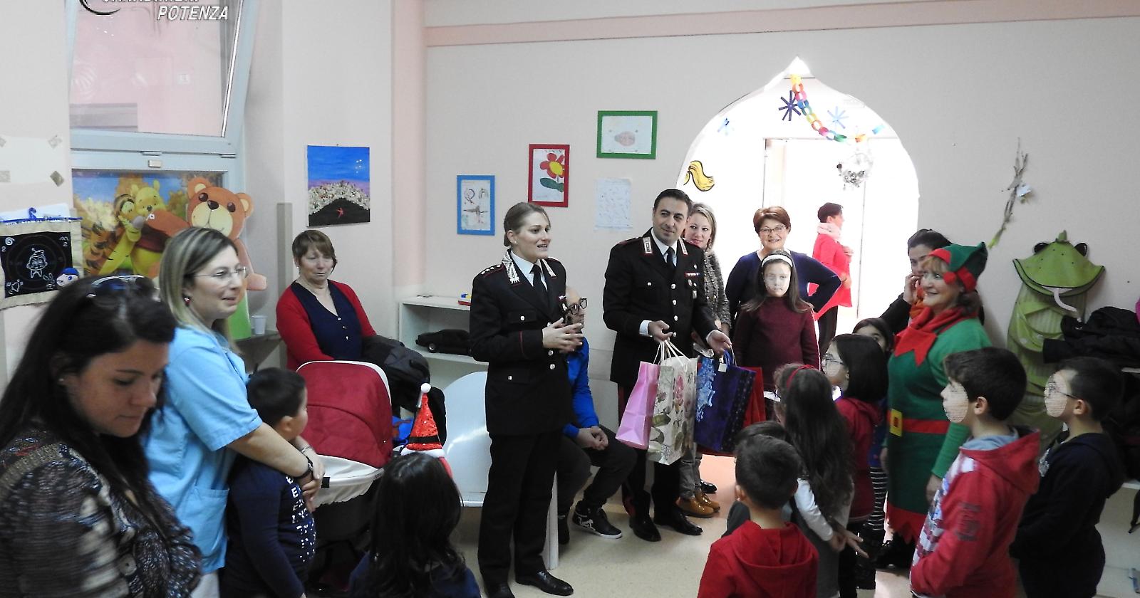 Villa d'Agri, i carabinieri portano la gioia del Natale nel reparto di Pediatria