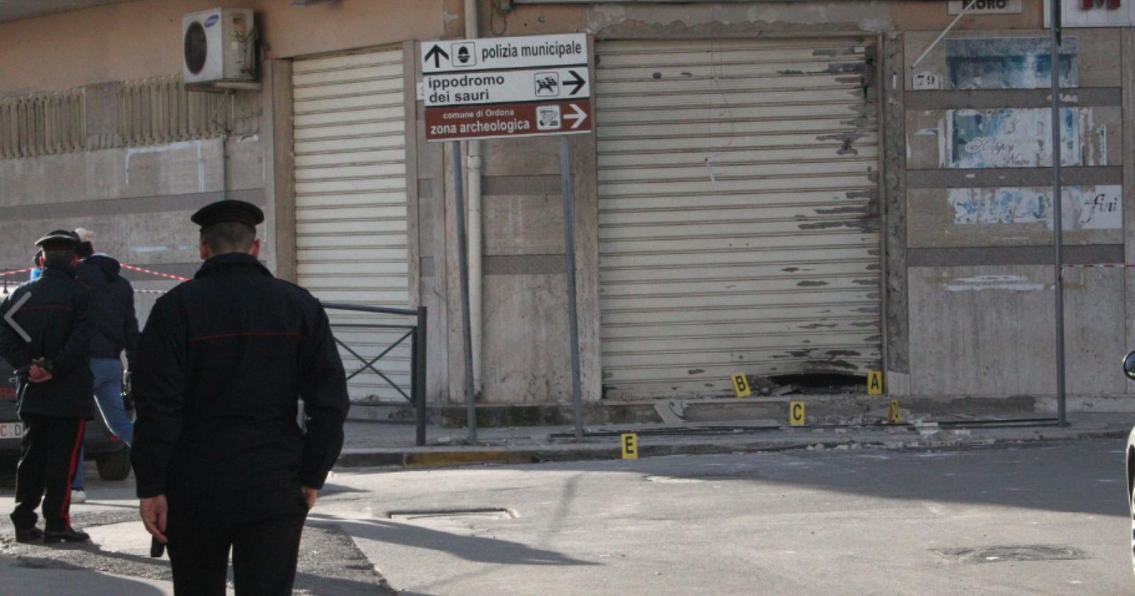 Finisce la marcia, tornano le bombe: ad Orta Nova "salta" l'ingresso di un negozio di biancheria intima