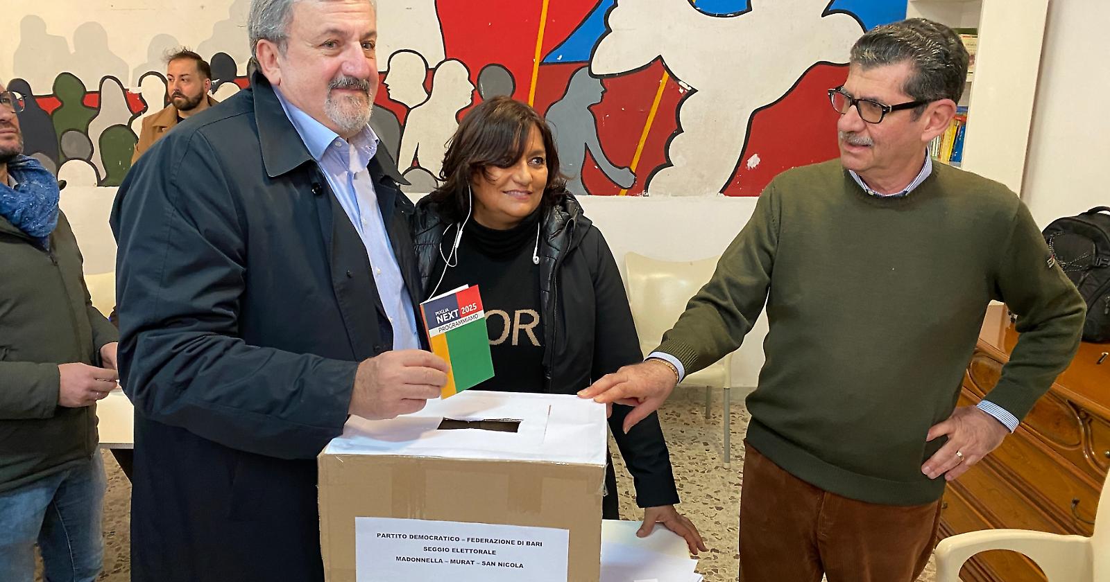Il centrosinistra sceglie Emiliano per le regionali: volta oltre il 75% degli 80 mila votanti