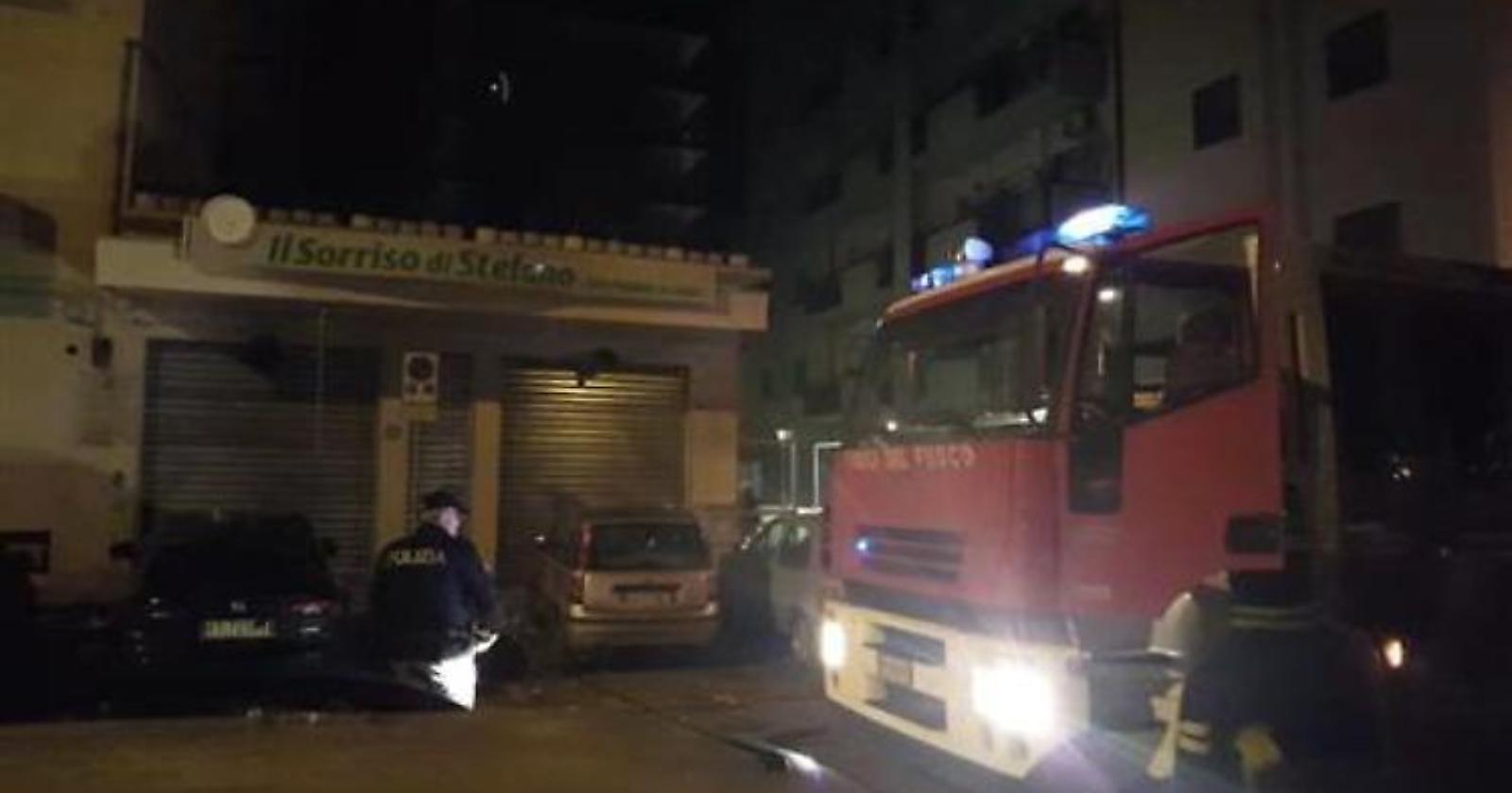 Bomba a "Il Sorriso", ad agire una sola persona incappucciata