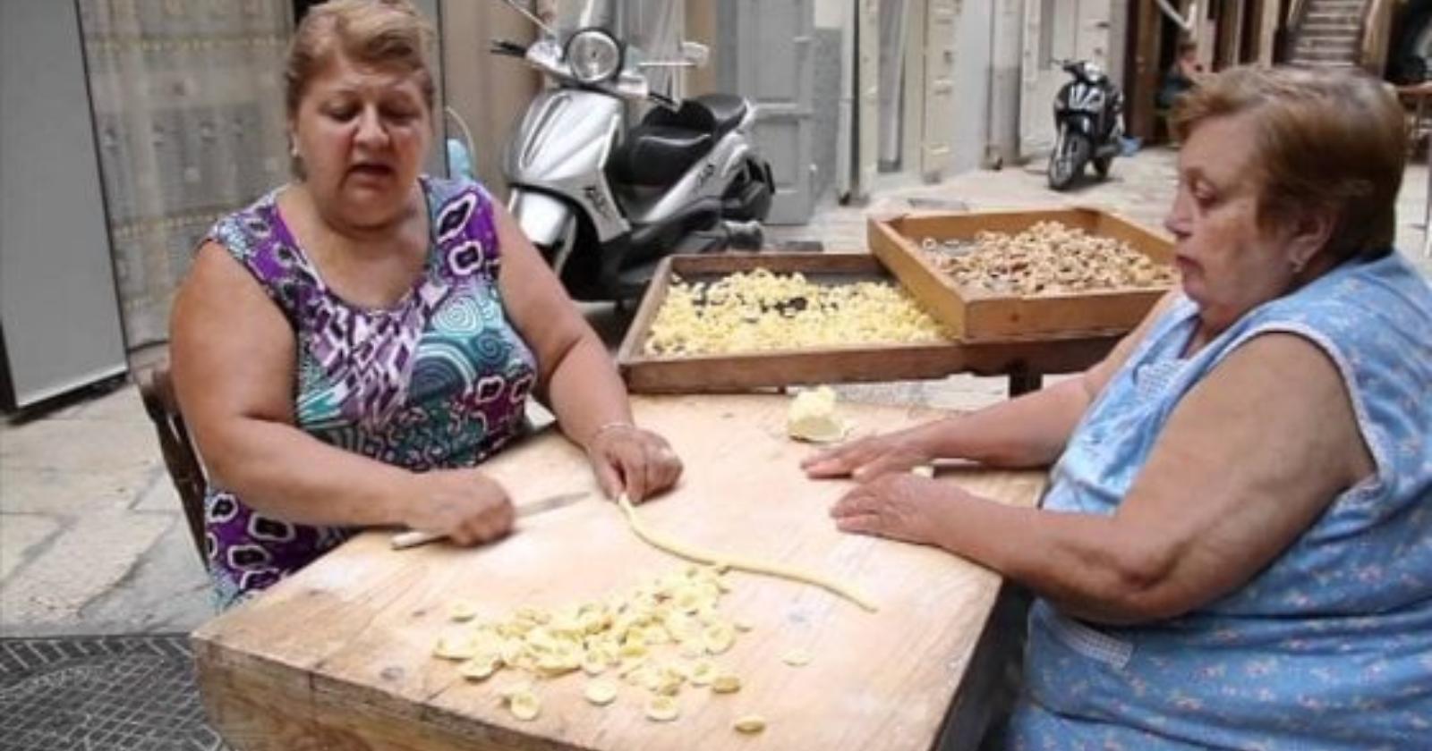 Le orecchiette di Nunzia Caputo, del borgo antico di Bari, diventano un caso internazionale: il New York Times le vuole nel suo travel show
