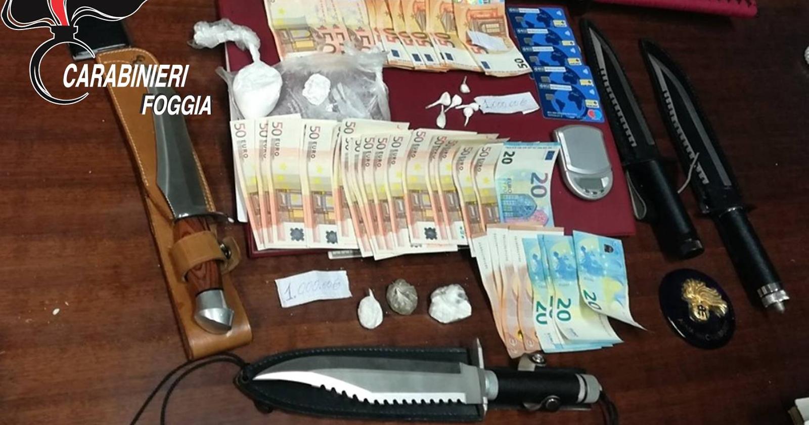 Droga, soldi, katana e pugnali: a San Giovanni Rotondo i carabinieri arrestano un macedone e un albanese