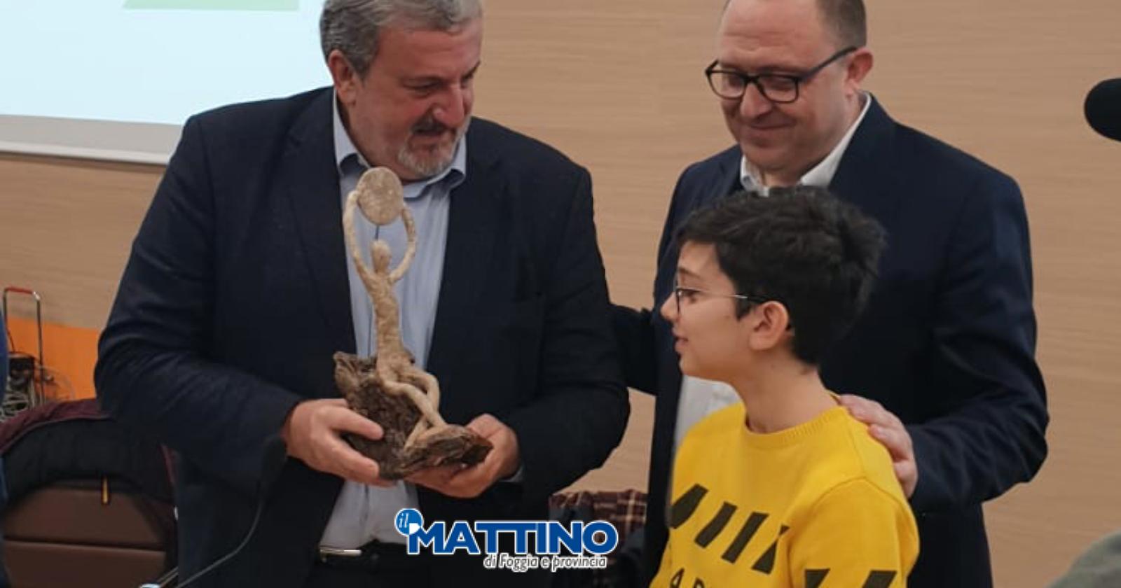 Il premio di Emiliano a Potito di Stornarella, piccolo eroe del clima: "E' la Puglia intera che ti ringrazia" 