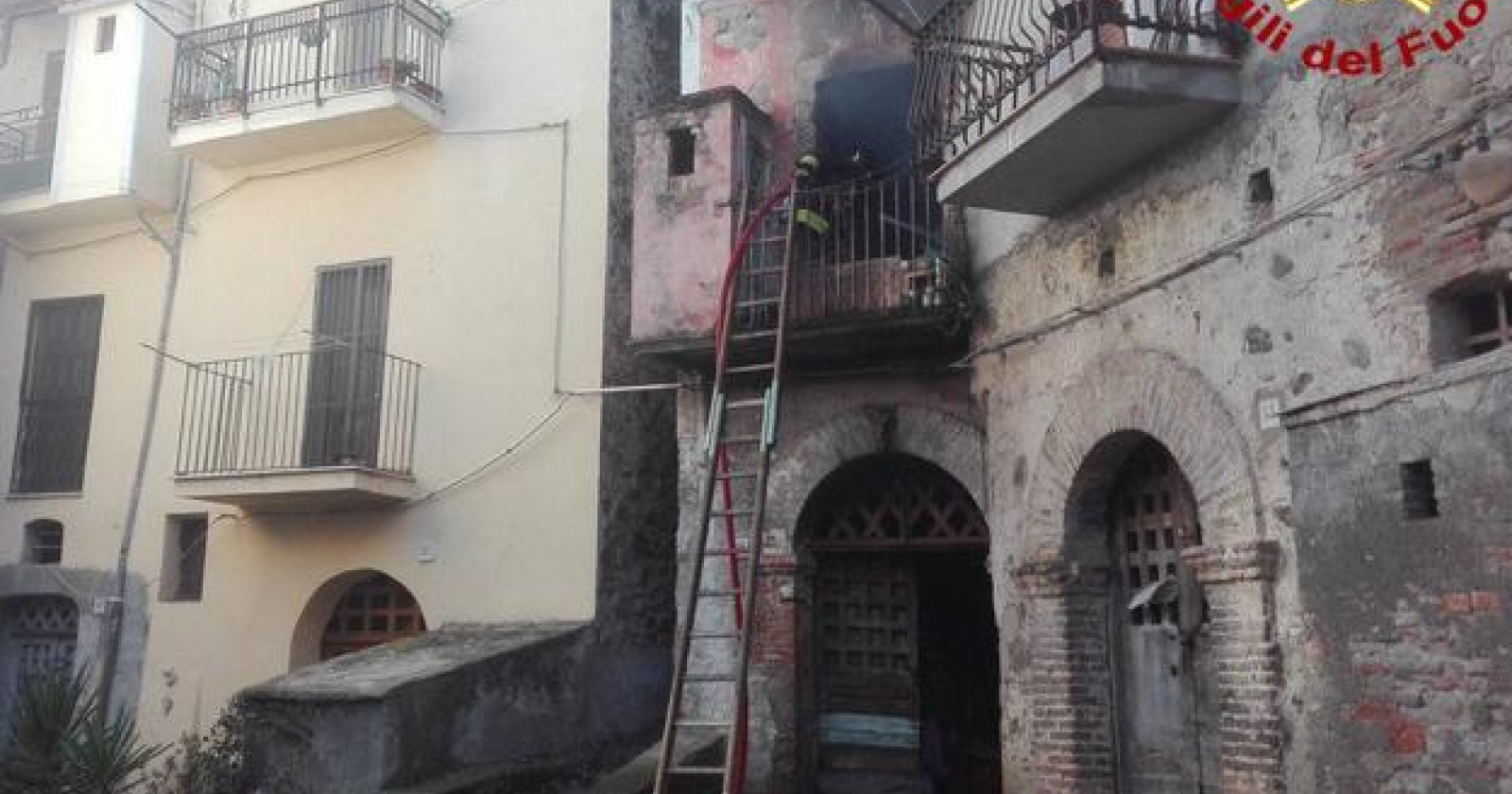 Muore tra le fiamme nel seminterrato del suo appartamento a Sant'Arcangelo
