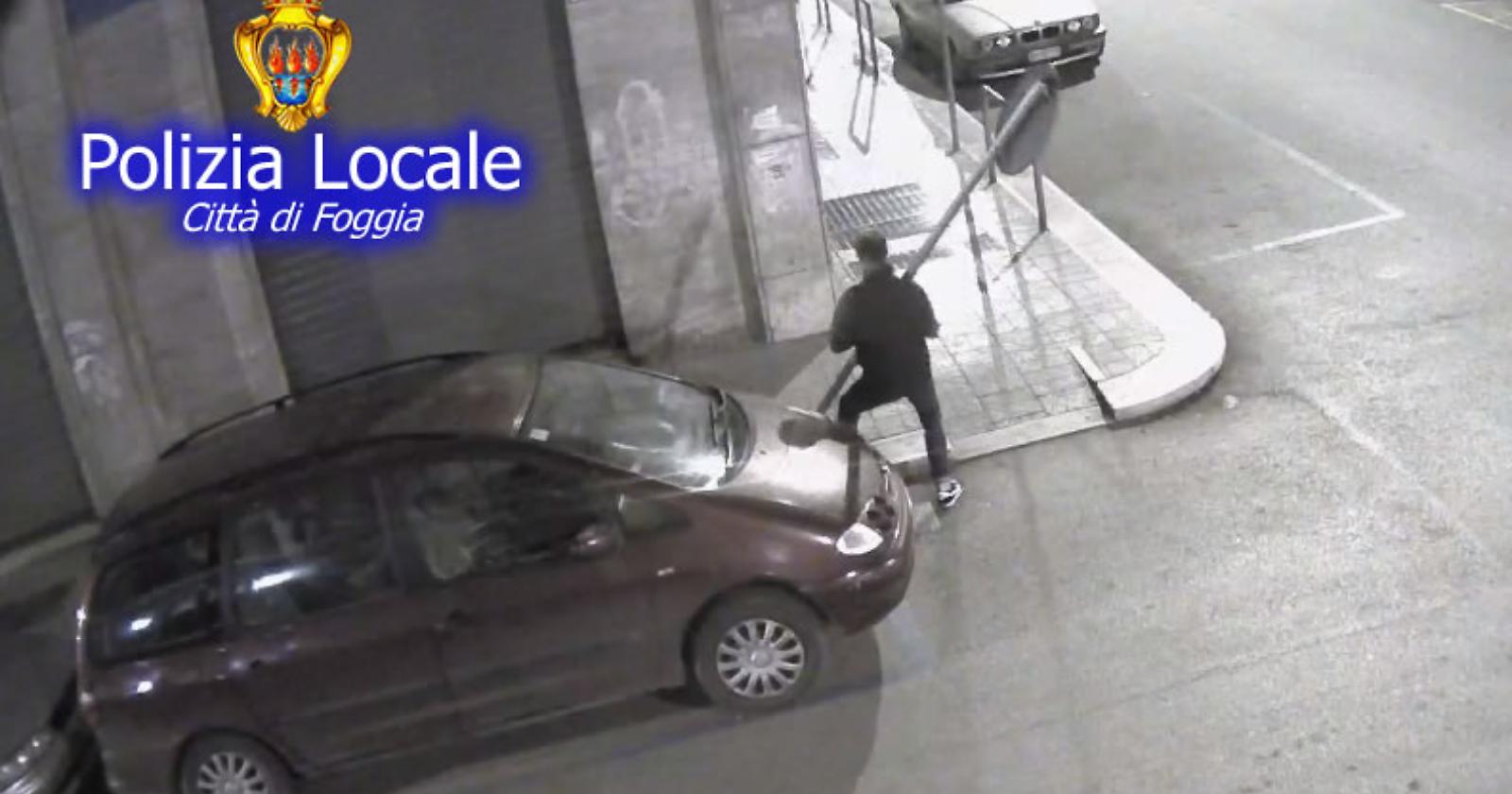 E ora a Foggia spuntano gli studenti maniaci dei segnali stradali