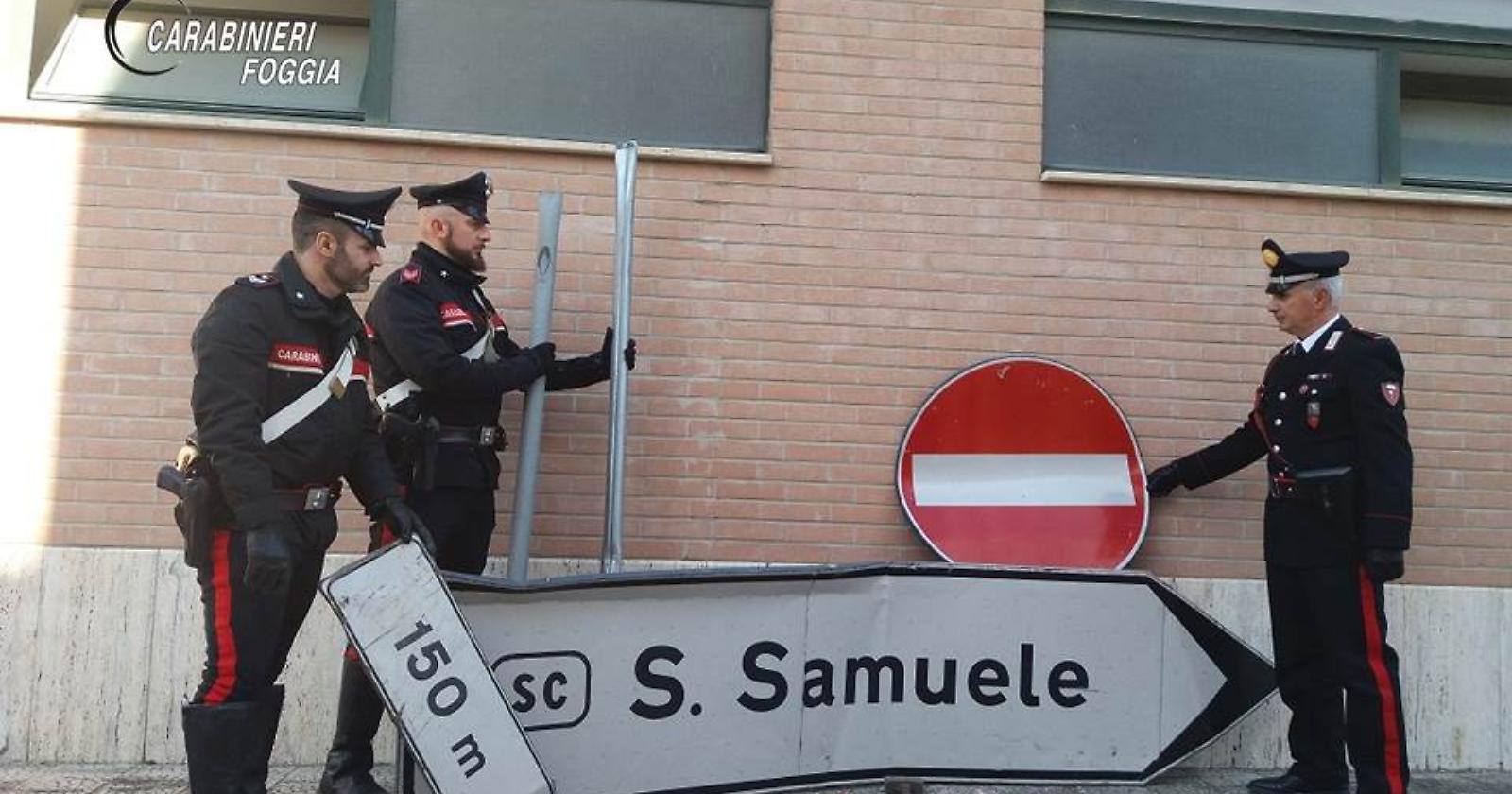 Tenta di portare via il segnale stradale per "San Samuele", arrestato 44enne pregiudicato di Cerignola