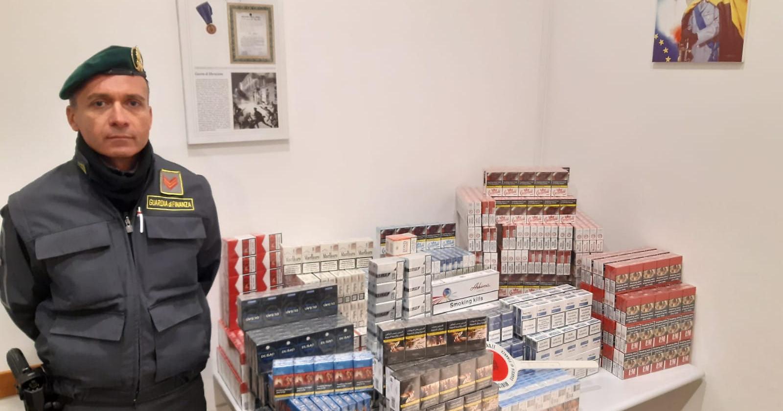 La GdF becca al casello di Candela una coppia di contrabbandieri con duemila pacchetti di sigarette
