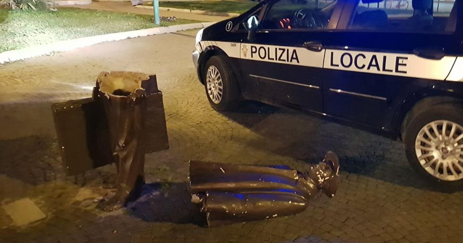 Delinquenti e pure cretini: la statua del "Viaggiatore" spezzata in due a Foggia