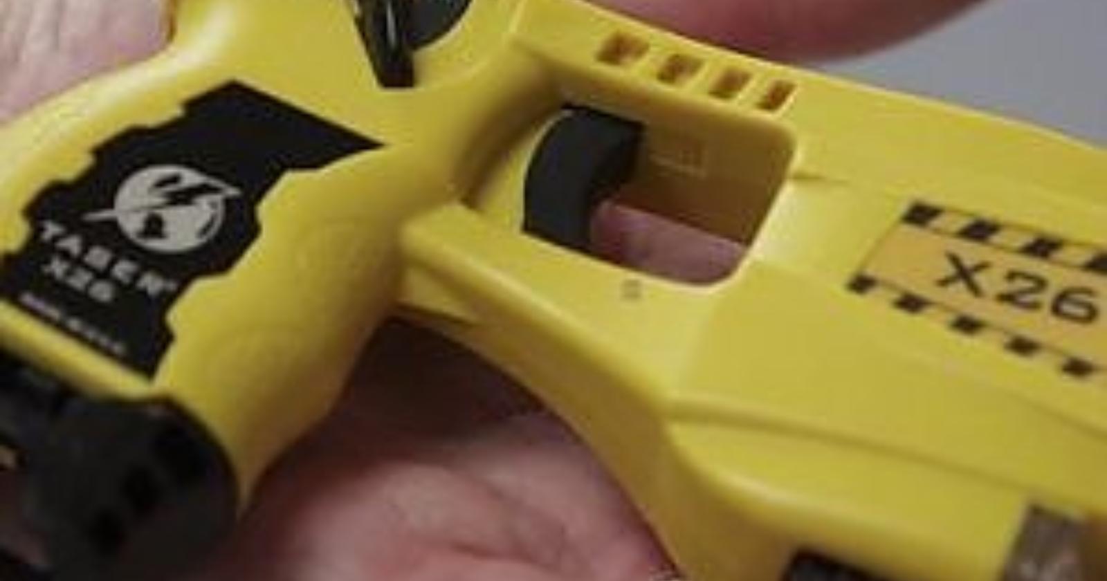 Foggia, si presenta a casa dell'ex fidanzato armata di taser per riprendersi la roba