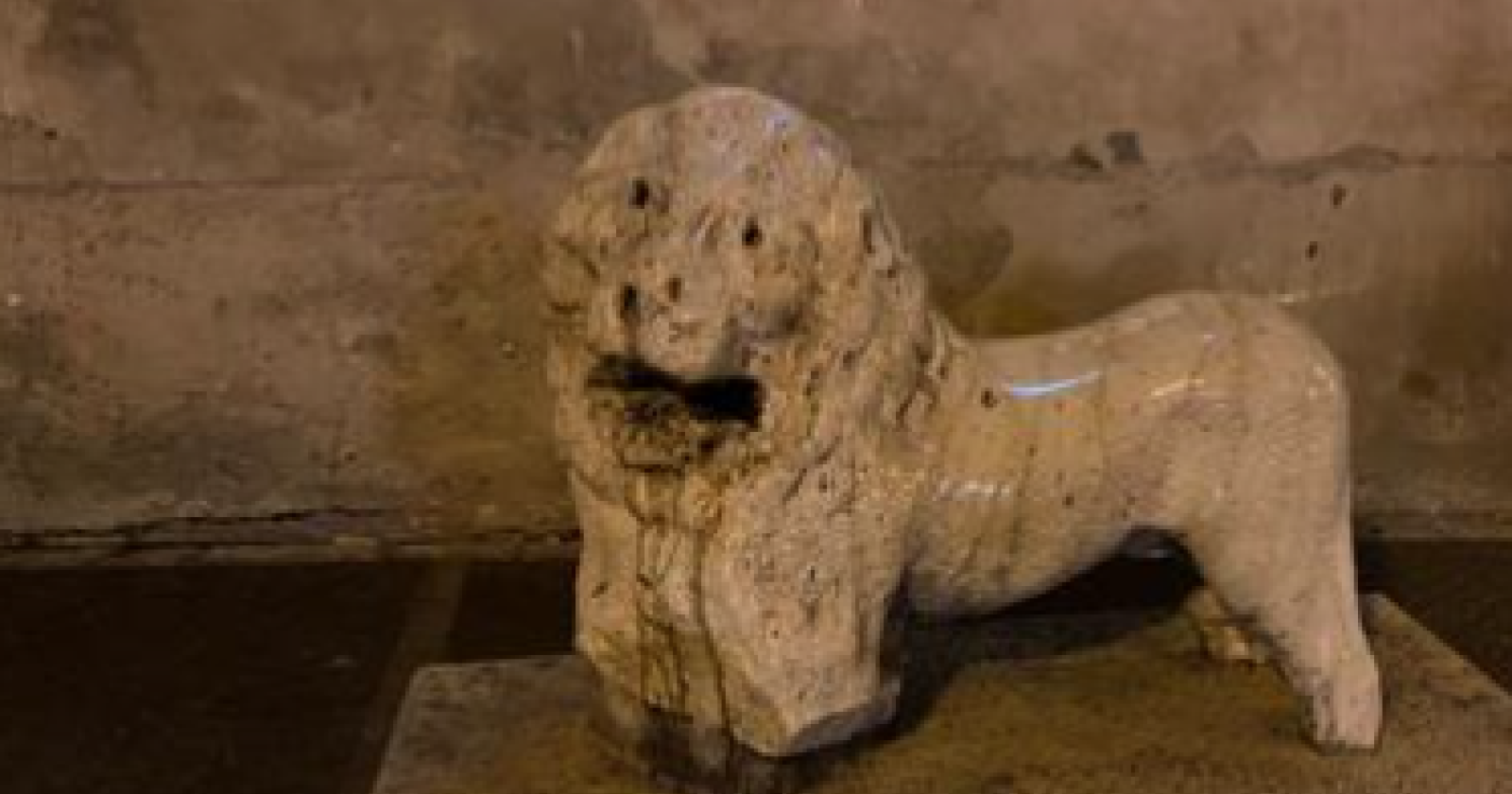 Ascoli Satriano, imbrattato il leone marmoreo di epoca romana a guardia della concattedrale