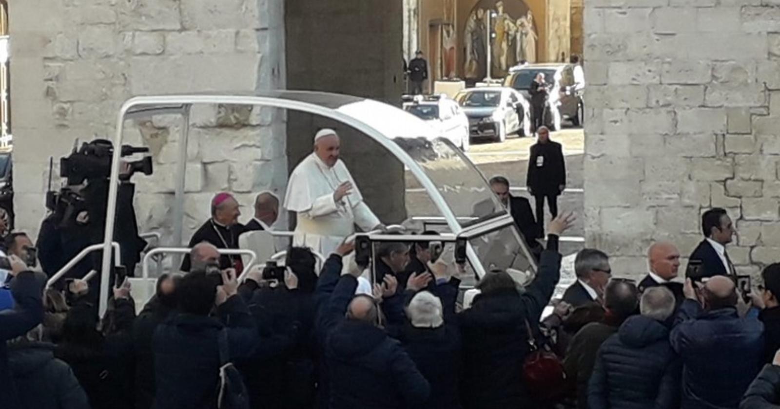 Il Papa è a Bari per chiudere il sinodo dei vescovi del Mediterraneo