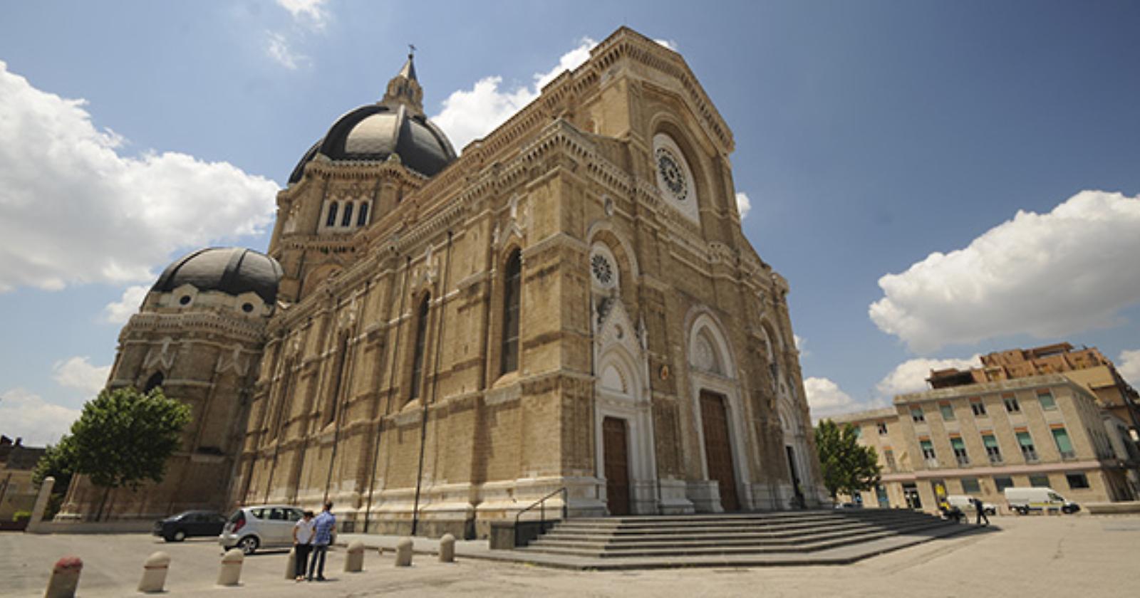 Armati di pistola, rapinano il parroco della cattedrale di Cerignola