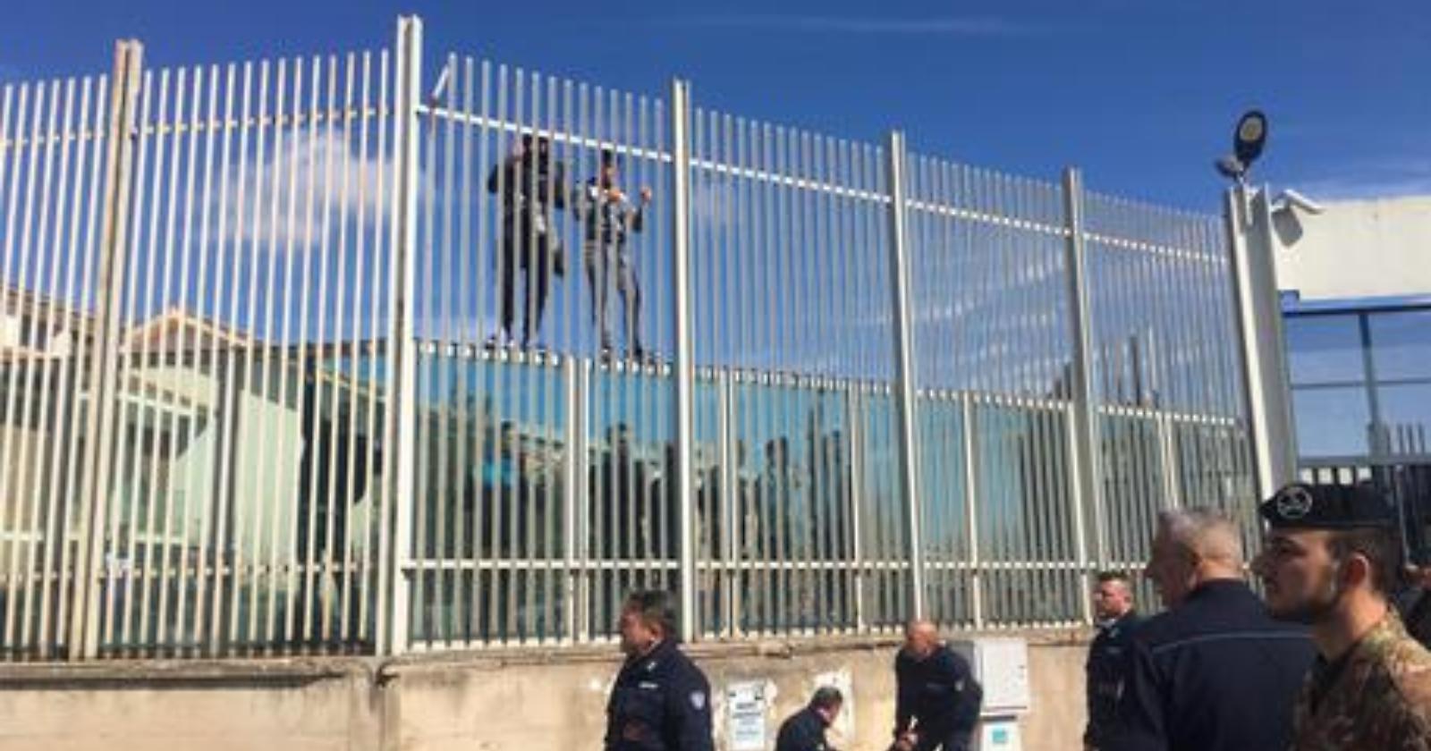 Rivolta al carcere di Foggia, 50 tentano di scappare: 30 sono stati acciuffati, si è sulle tracce degli altri fuggitivi