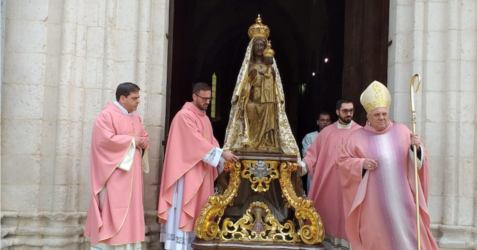 Covid-19, mons. Giuliano affida la comunità a Maria Vergine