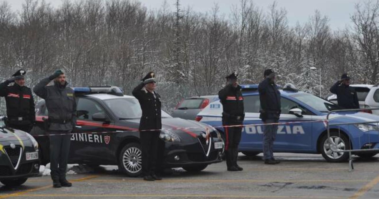 L'omaggio delle forze di polizia ai sanitari del "Cardarelli" di Campobasso, centro regionale per il Coronavirus