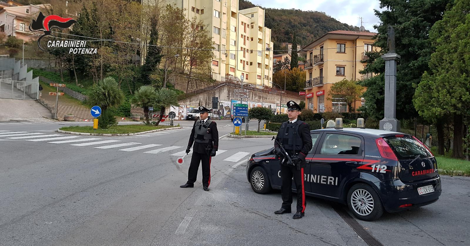 Coronavirus, a Lauria una concessionaria di auto, un antiquario, un fabbro, un bar e un autolavaggio se ne fregavano dei divieti: intervengono i carabinieri