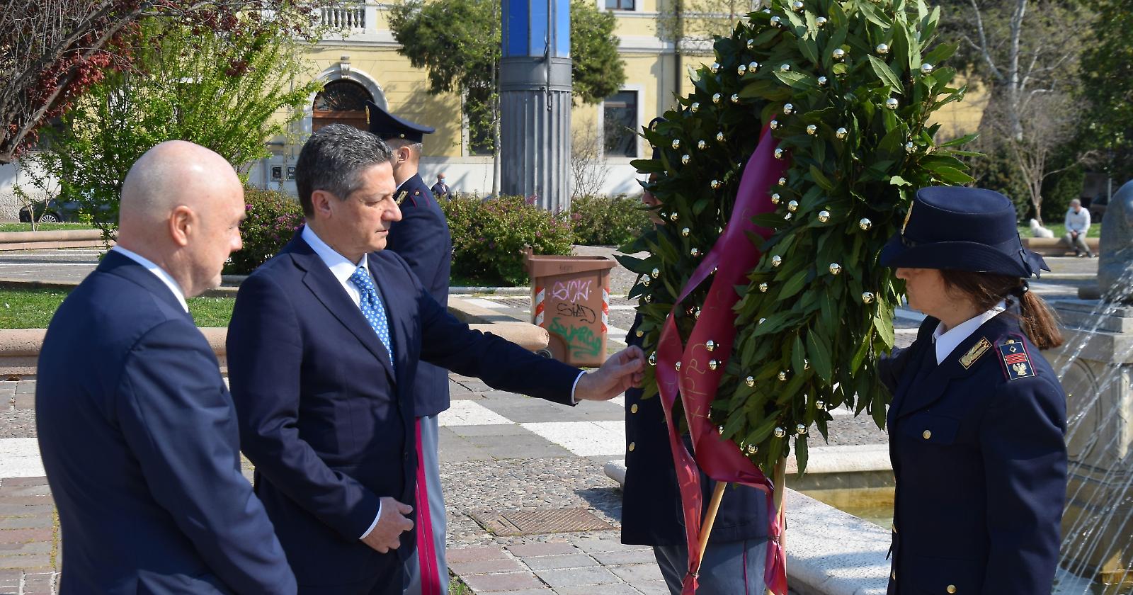 Foggia, corona di Prefetto e Questore al Monumento dei Caduti per il compleanno della Polizia