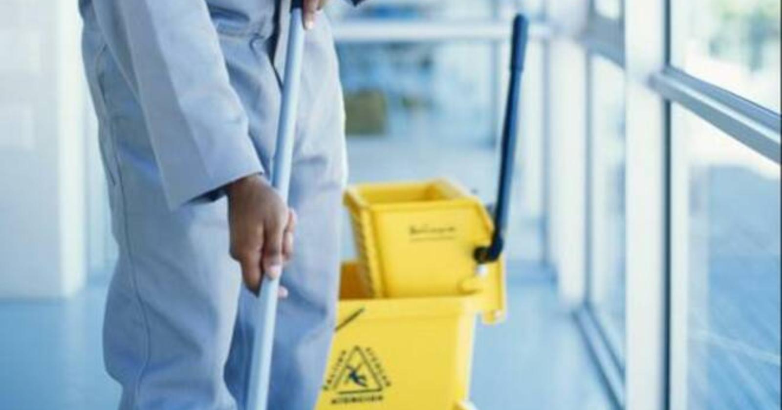 Usb Basilicata denuncia le condizioni contrattuali degli addetti alle pulizie del San Carlo. Una lavoratrice risponde: «Non è il momento delle polemiche, servono più dispositivi» 