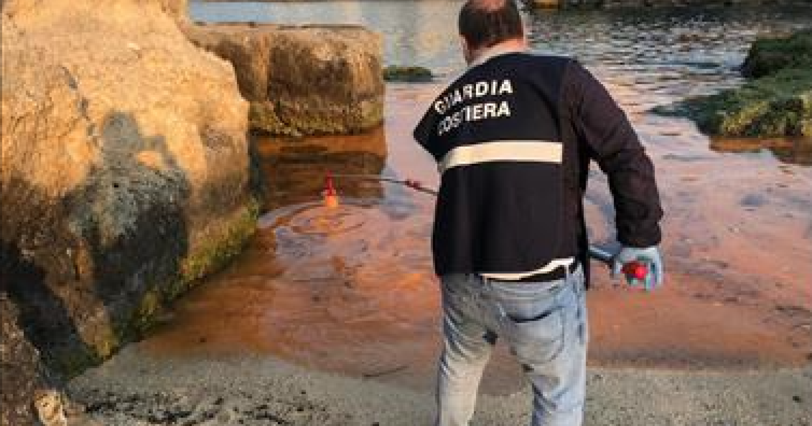 Da Mattinata a Bari, il mare pugliese si colora di rosso per le alghe: «Nessun pericolo per la salute», assicura l'Arpa