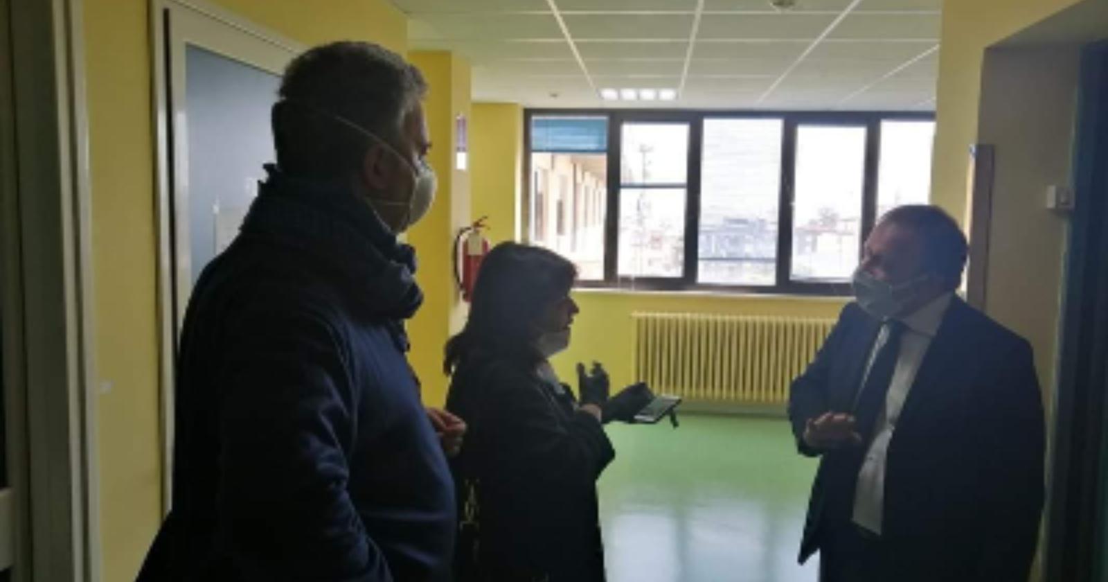 Coronavirus, come vengono smaltiti tamponi e Dpi? Interrogazione dei Cinque stelle