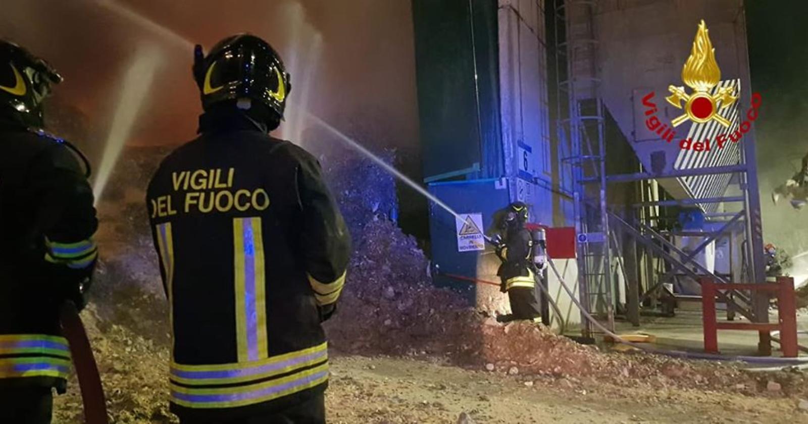 A Carapelle 4mila cassoni per ortaggi andati a fuoco, forse per dispetto