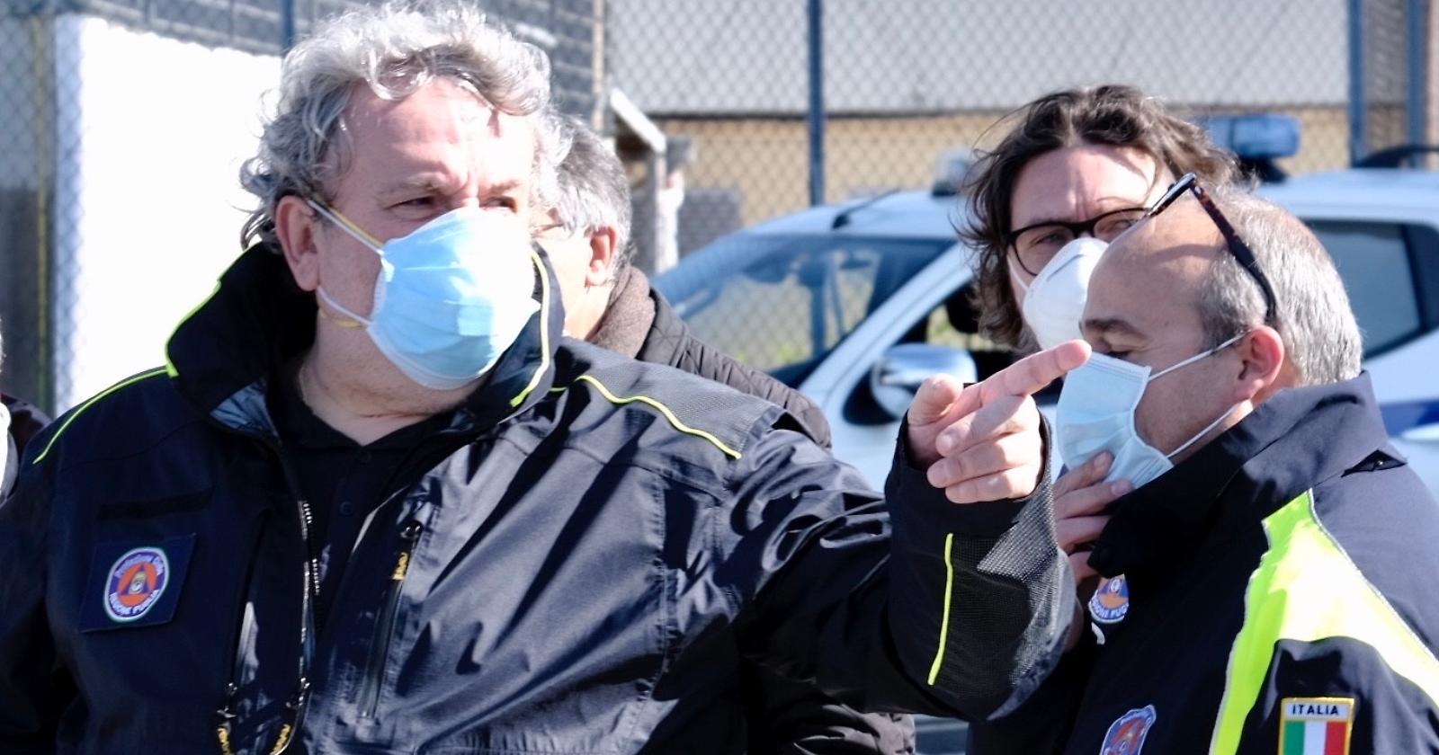 Fase 2, Emiliano: «Pronti a chiudere, se salgono i contagi. Restate a casa il più possibile»