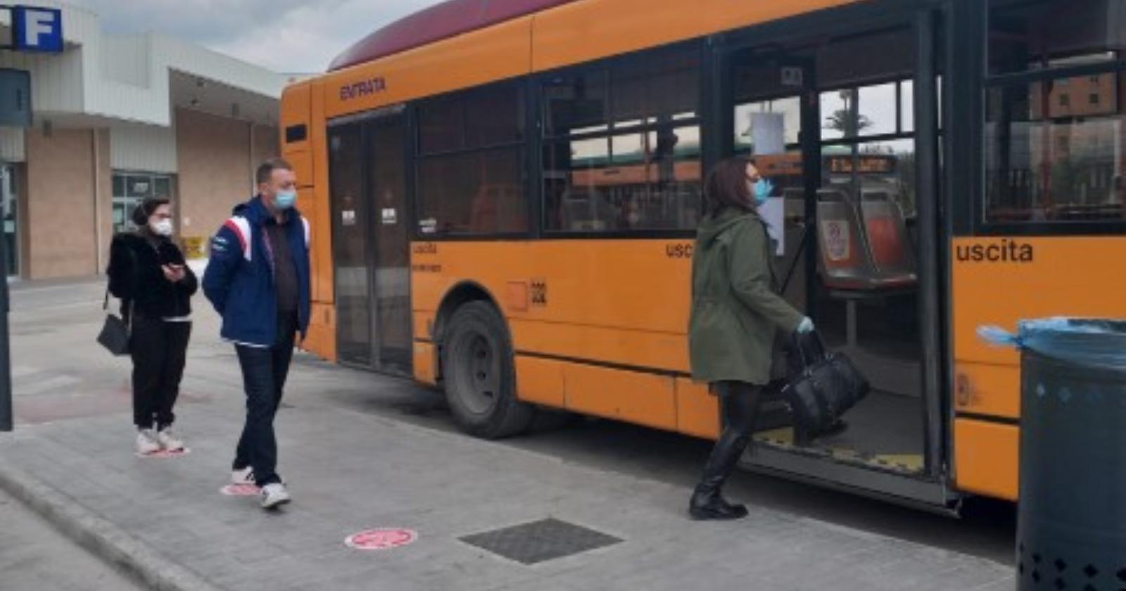 Foggia, autista dell'Ataf trova portafogli con 980 euro e lo fa restituire al migrante che vive nel ghetto