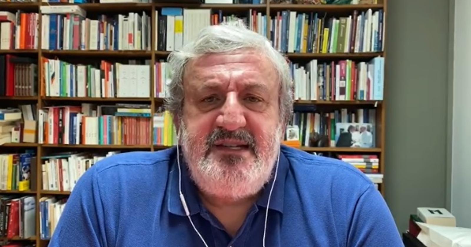 Emiliano non ne può più della barba lunga e riapre i parrucchieri