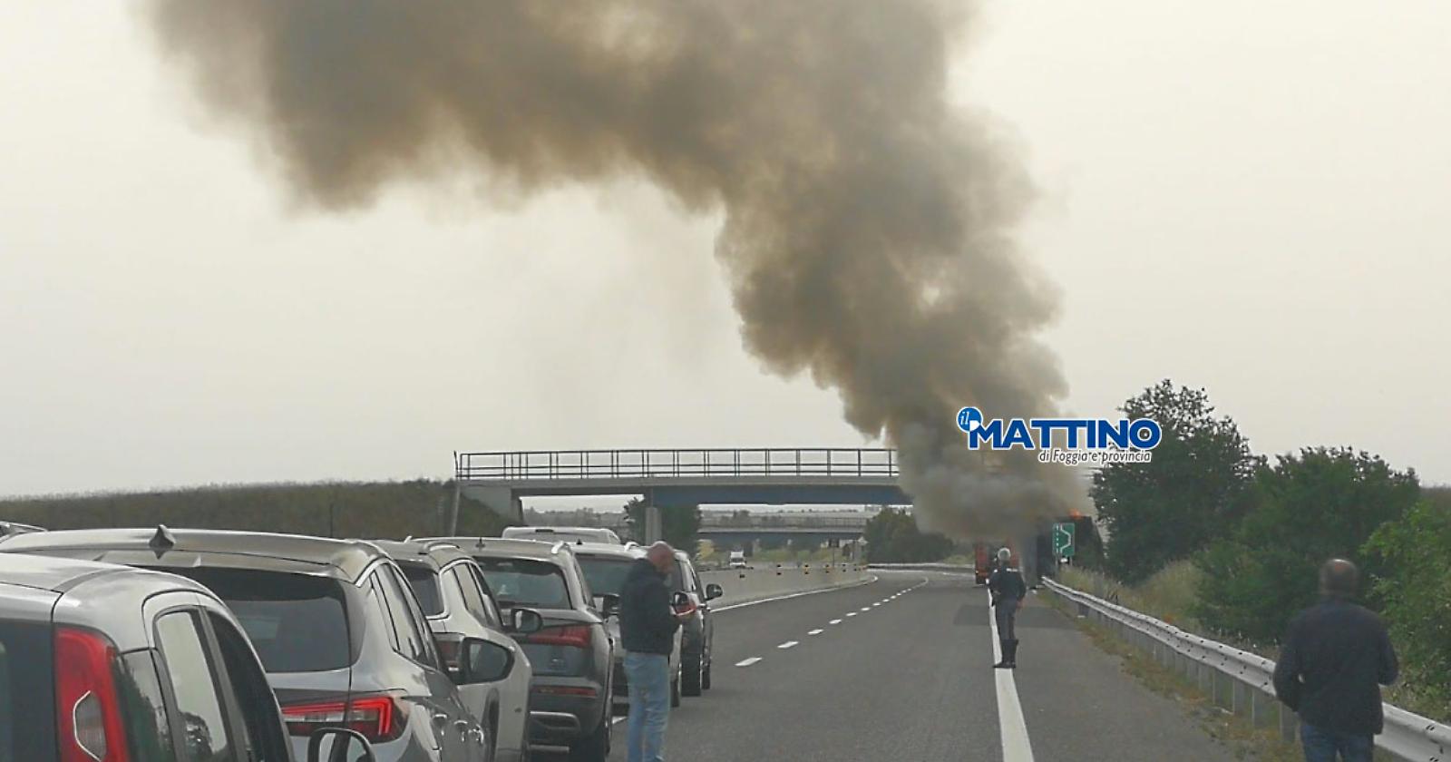 Camion in fiamme sull' A16, riaperto il tratto tra Candela e Cerignola