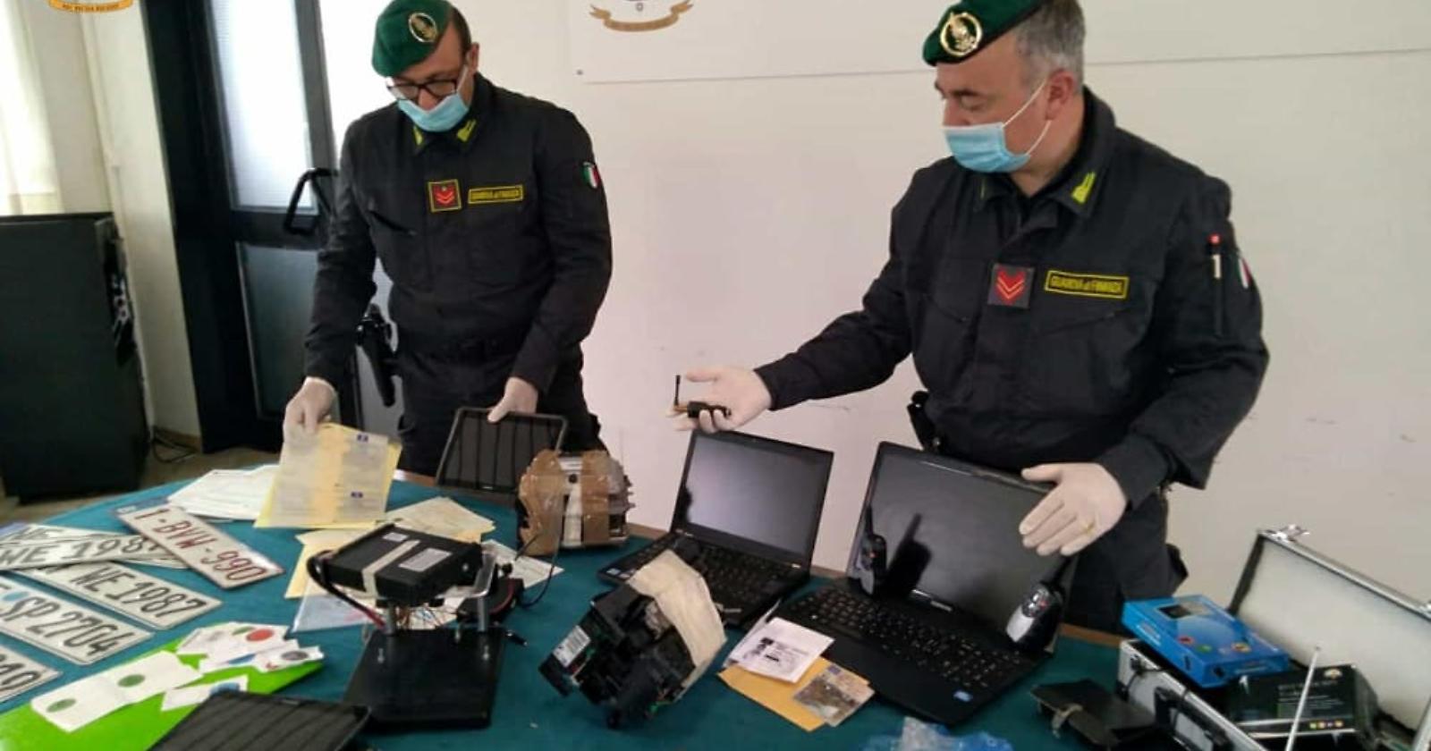 Rubavano le auto al nord, le trasferivano in provincia di Foggia e le "rigeneravano" con documenti da Germania e Belgio