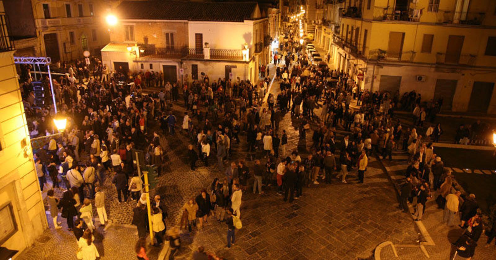 Movida "libera tutti" (ma anche affollati festini in casa) a Foggia, Matera e Potenza. Dal Viminale ai giovani: «Fase pericolosa»