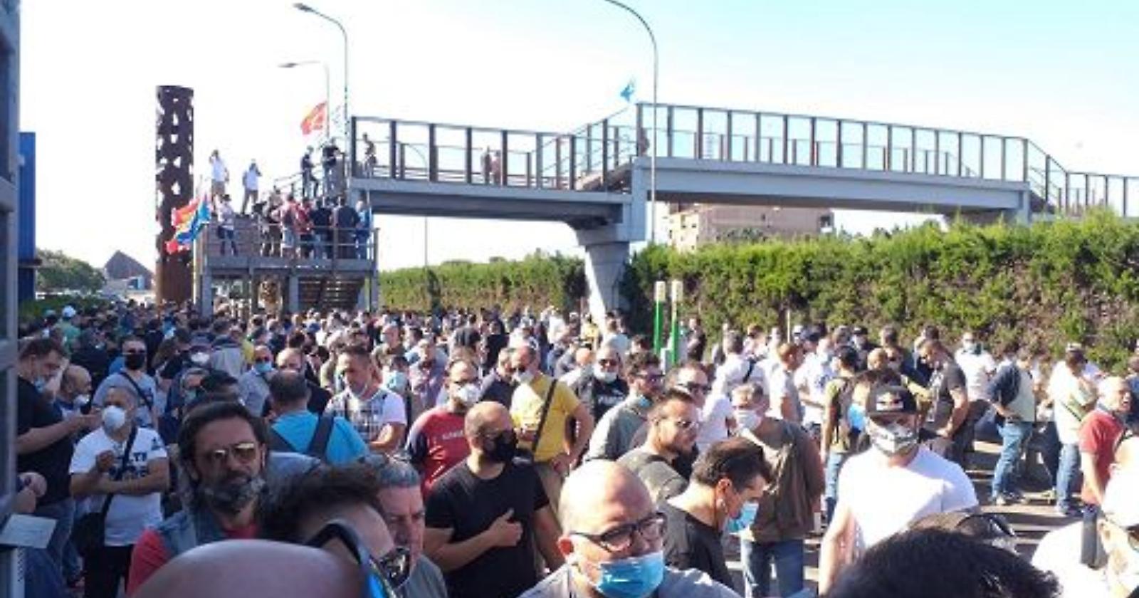 Ilva, scontro tra operai a Taranto in attesa del tavolo al Mise