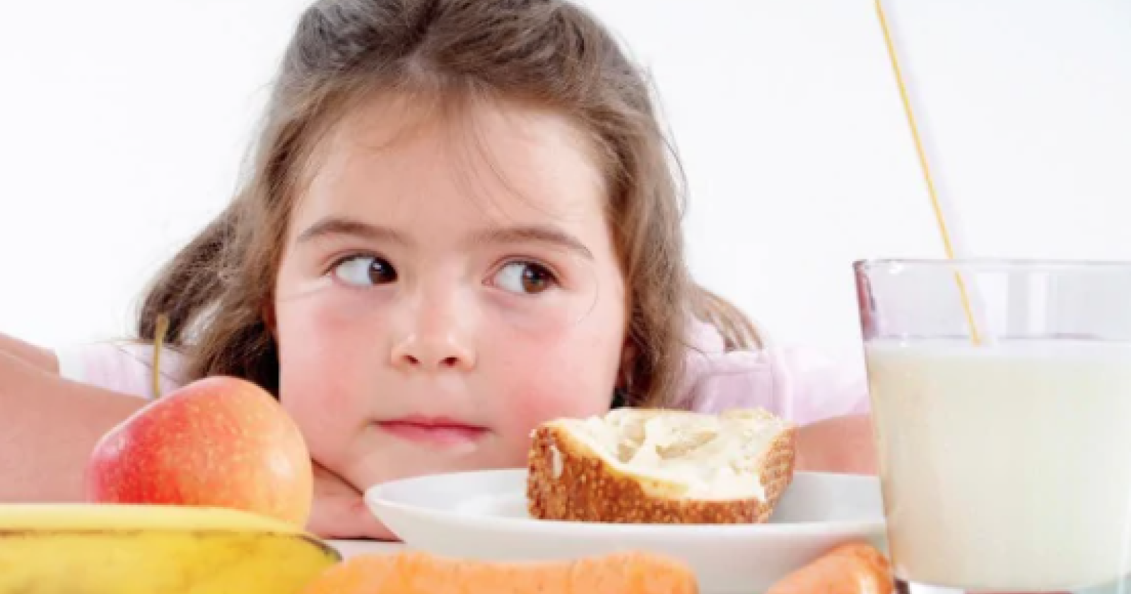 Occhio a cibo, peso e a pubblicità di schifezze alimentari: ecco come tutelare la salute dei bambini