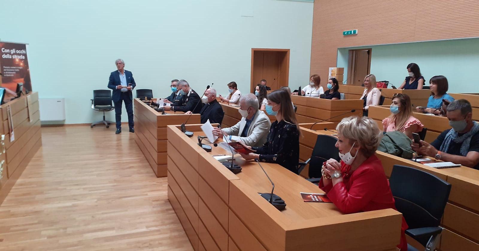 Con gli occhi della strada: persone, numeri e luoghi del fenomeno tratta e sfruttamento in Basilicata