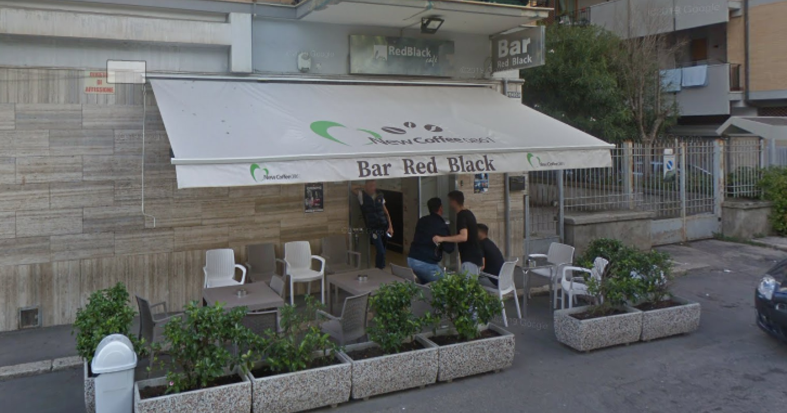 Foggia, malviventi incappucciati ripuliscono il bar "Red and Black" aggredendo il dipendente