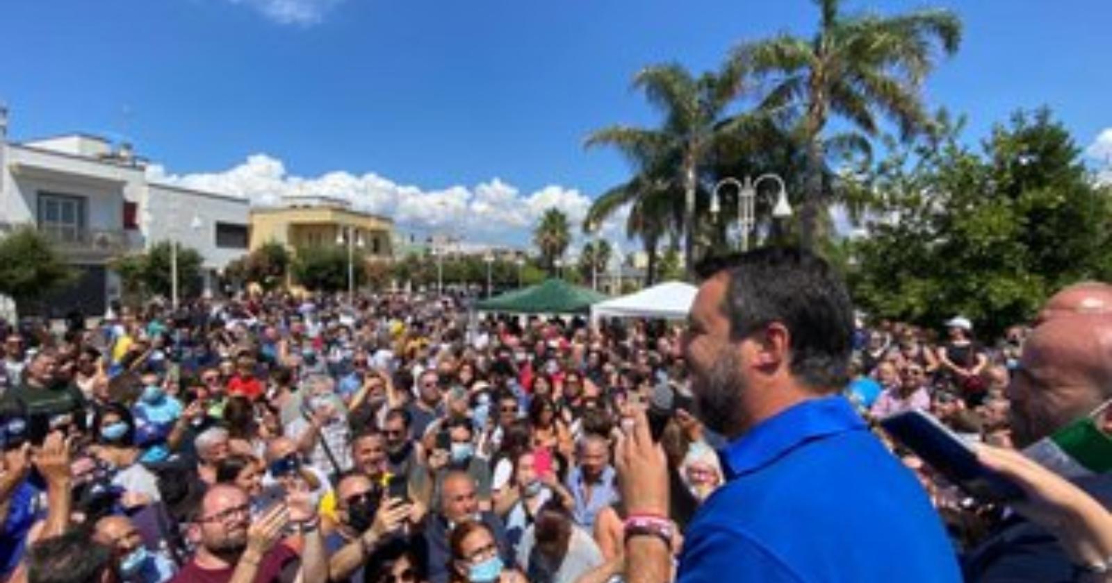 Tour di successo per Salvini in Puglia ma a coloro che lo contestano dice: «Sono i cani da guardia di Emiliano»