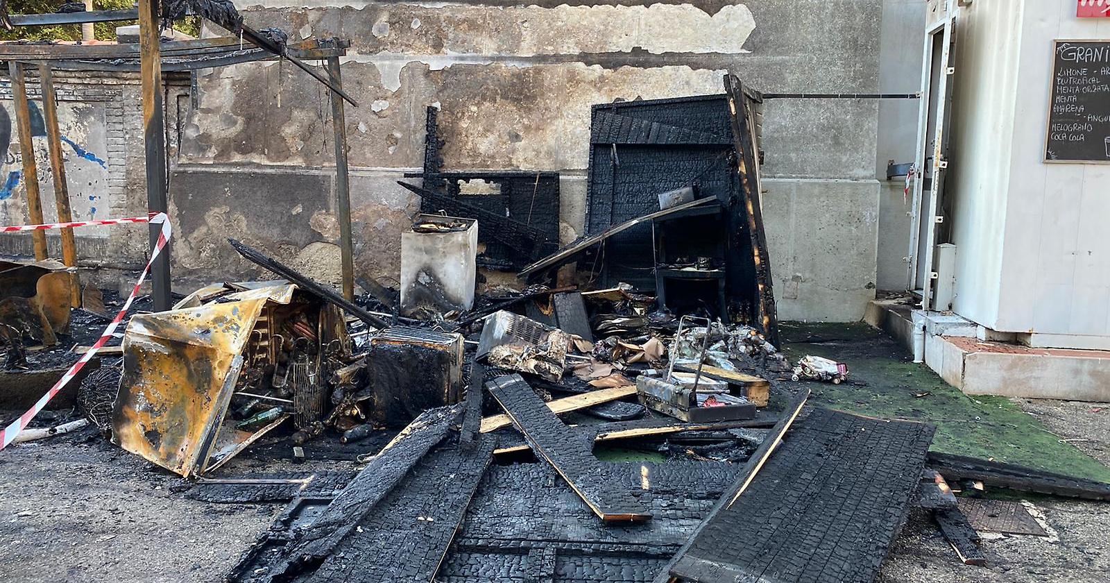 San Severo, incendiato il chiosco della villa comunale