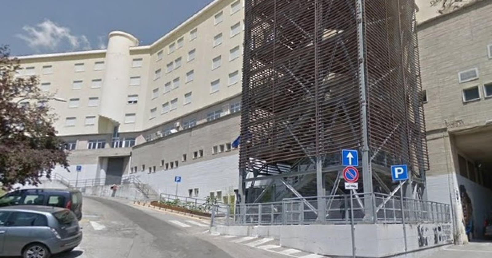 Salto nel vuoto dalle scale antincendio dell'Istituto alberghiero di Potenza: omicidio, suicidio o incidente? È giallo