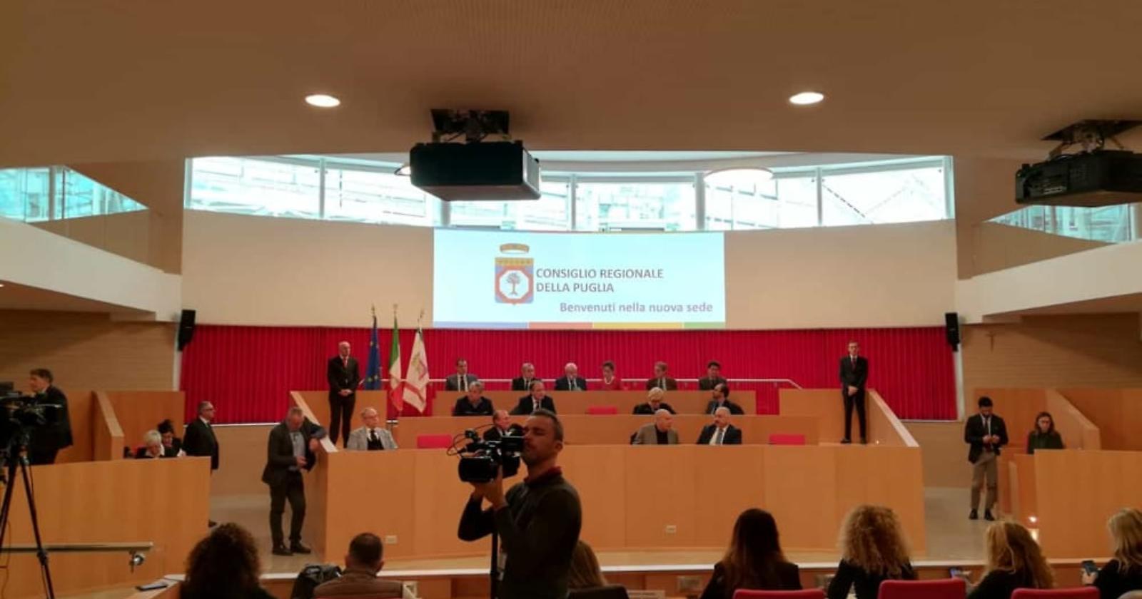 In Puglia è il giorno della doppia preferenza di genere, dopo l'ultimatum di Conte