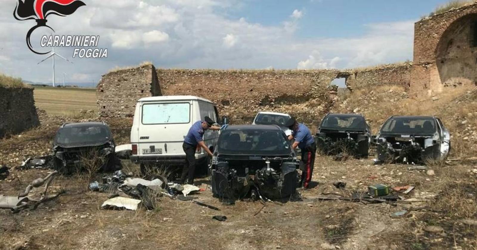 I Carabinieri scoprono ad Ascoli Satriano un "cimitero" di auto rubate