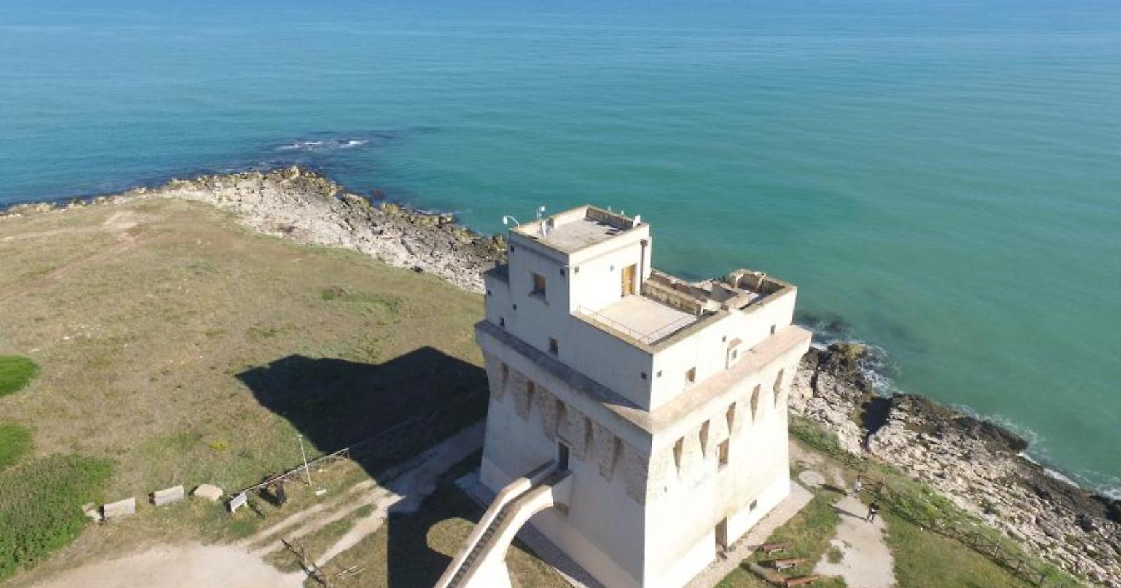 Sposini della Repubblica Ceca in luna di miele sul Gargano derubati di tutto, persino dei vestiti, a Torre Mileto
