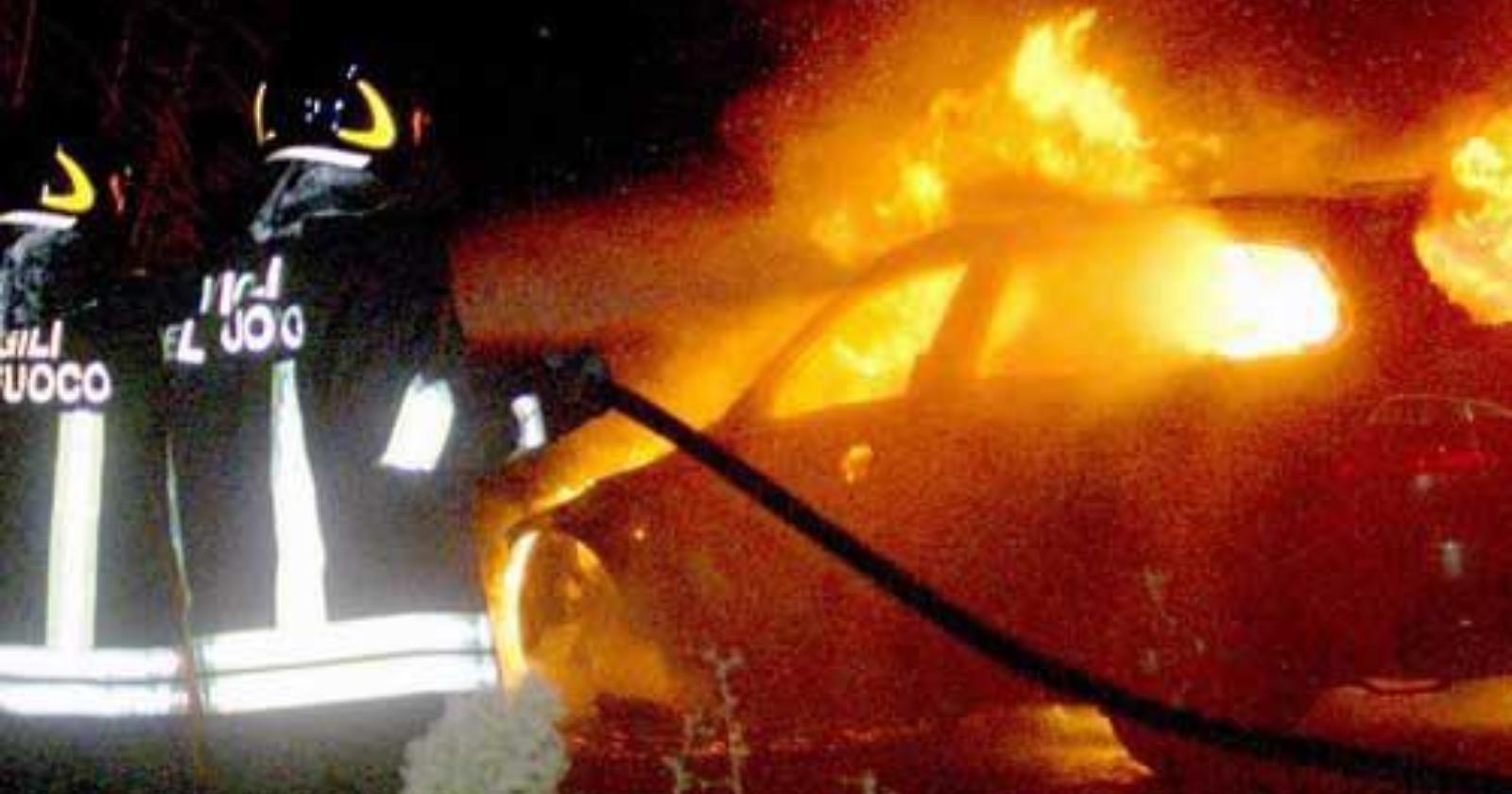 Incendio in un deposito giudiziario a Carapelle: in fumo sette auto e un trattore sotto sequestro