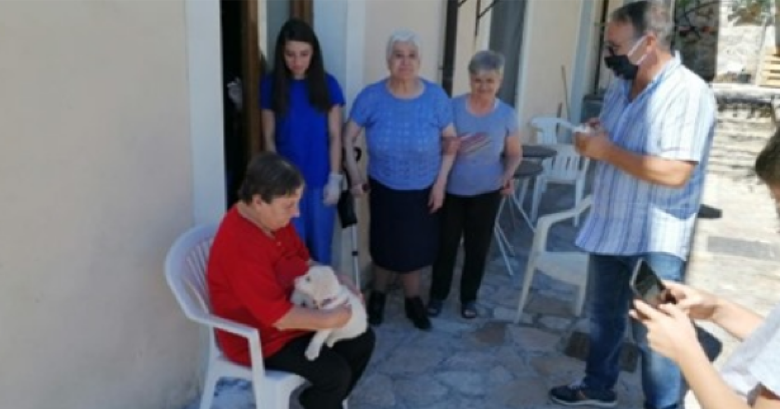 Grumento Nova, l'Oipa dona un cagnolino a una casa di riposo 