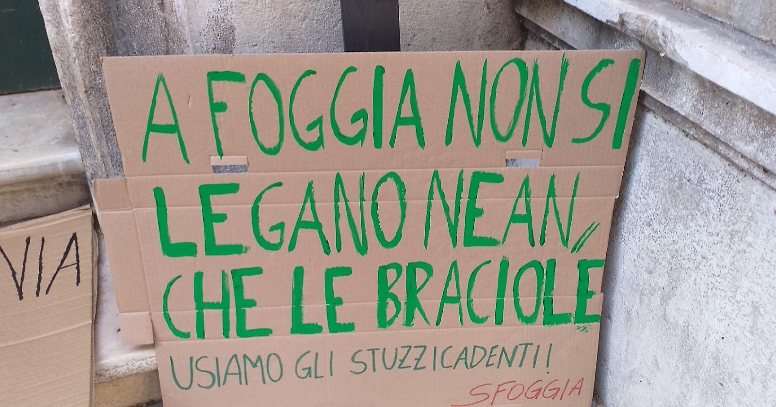 Protesta sotto il Comune contro l'operazione Salvini: «A Foggia non si Legano neanche le braciole, usiamo gli stuzzicadenti»