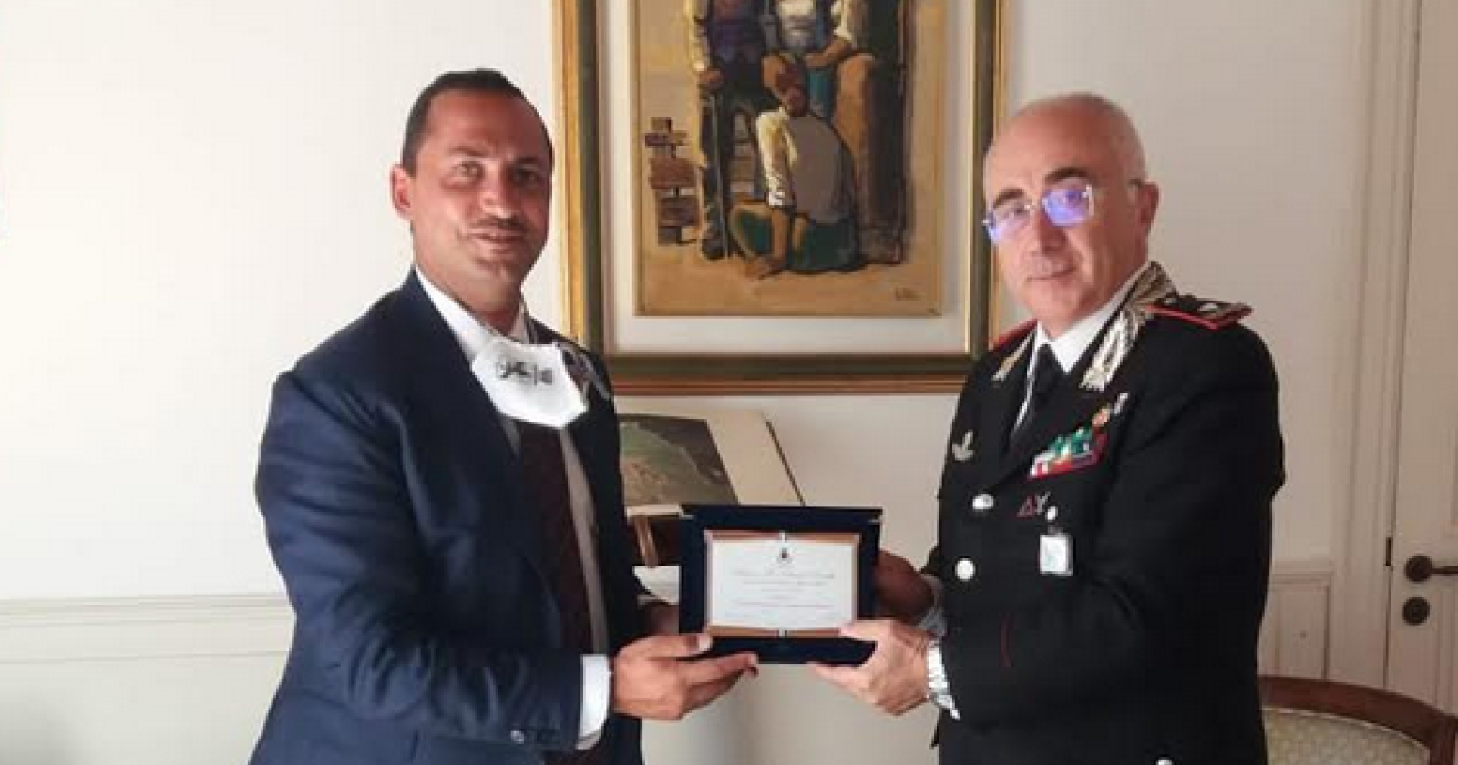 Potenza, il generale Castello saluta il sindaco Guarente prima di partire per la Legione carabinieri Sicilia