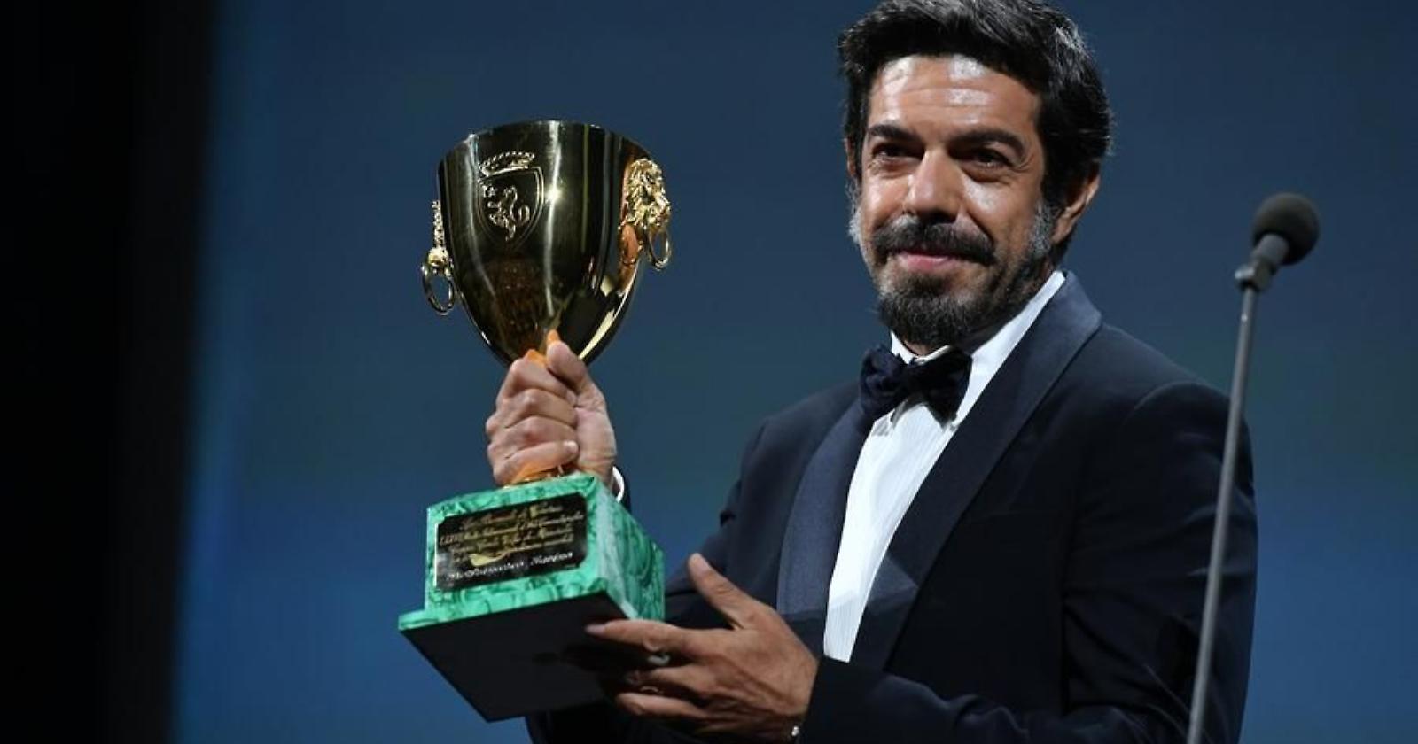 Favino vince la Coppa Volpi con "Padrenostro" nato dalla nostalgia per Candela