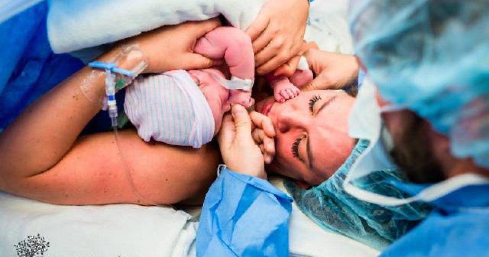 Puglia seconda regione italiana per il parto cesareo in cui i bambini «vengono scippati della preziosa eredità microbica»