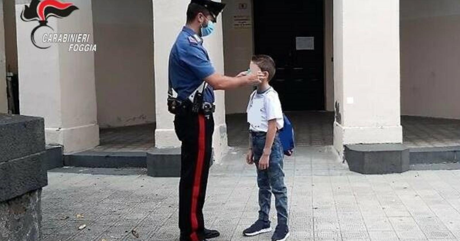 Coronavirus, presidio anti-assembramento dei Carabinieri presso le scuole della provincia di Foggia