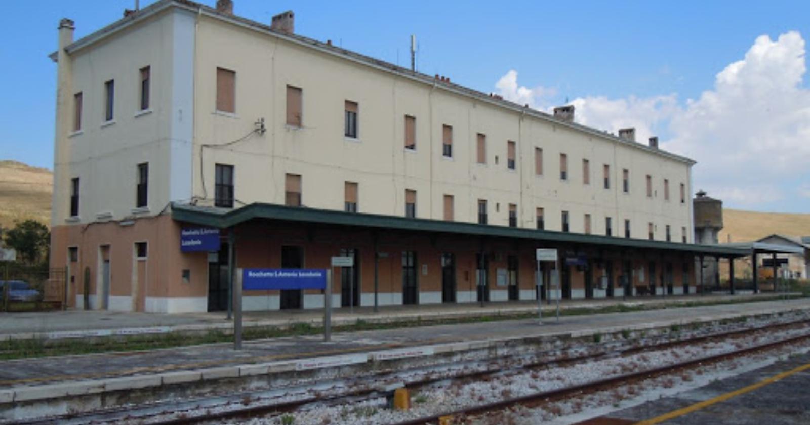 Incendio a Rocchetta Sant'Antonio di un caricatore ferroviario per la manutenzione della linea Potenza-Foggia